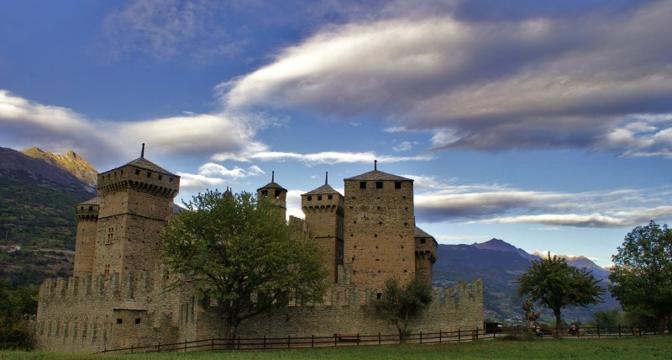 Castello di Fénis _Aosta.jpg